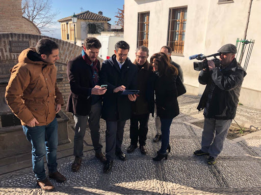 Francisco Cuenca, Alcalde de Granada, prueba la app junto a Pablo Hidalgo, Director de Negocio de IAGT, en el evento de presentación a los medios