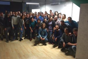 Foto de todos los asistentes del DataBeerSVQ3 tras finalizar el evento